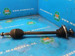 Gebruikte Aandrijfas links-voor Renault Twingo II (CN) 1.2 16V Prijs € 42,00 Margeregeling aangeboden door Maresia Auto Recycling B.V.