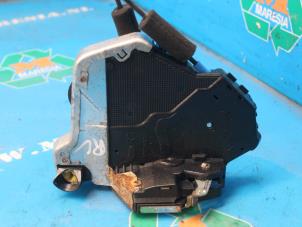 Begagnade Dörrlåsmekanism, 4-dörrars, höger fram Lexus RX (L2) 300 V6 24V VVT-i Pris € 78,75 Marginaltabell erbjuds av Maresia Auto Recycling B.V.