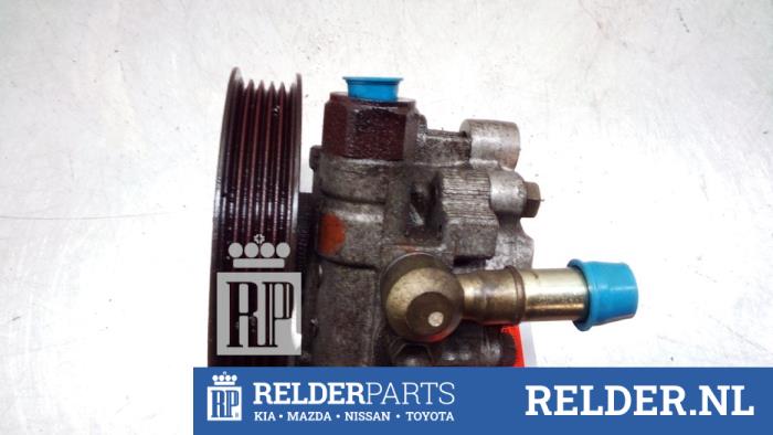 Servostyrningspump från en Toyota RAV4 (A2) 2.0 D-4D 16V 4x4 2003