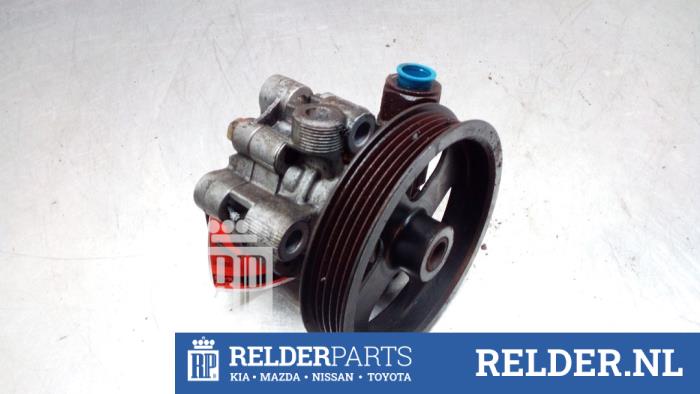 Servostyrningspump från en Toyota RAV4 (A2) 2.0 D-4D 16V 4x4 2003