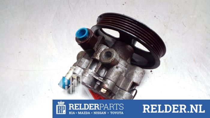Servostyrningspump från en Toyota RAV4 (A2) 2.0 D-4D 16V 4x4 2003