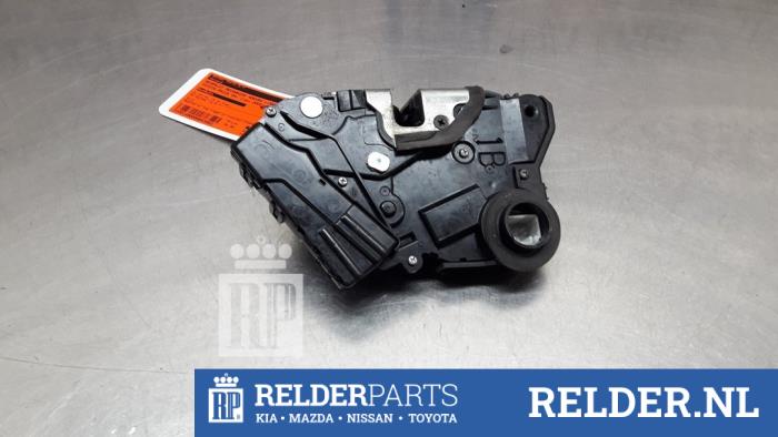Portierslot Mechaniek 4Deurs links-voor van een Toyota Prius (NHW20) 1.5 16V 2005