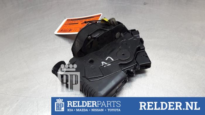 Portierslot Mechaniek 4Deurs links-voor van een Toyota Prius (NHW20) 1.5 16V 2005