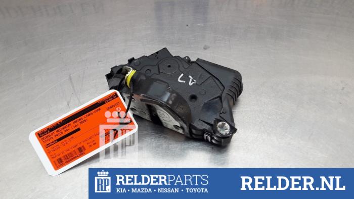 Portierslot Mechaniek 4Deurs links-voor van een Toyota Prius (NHW20) 1.5 16V 2005