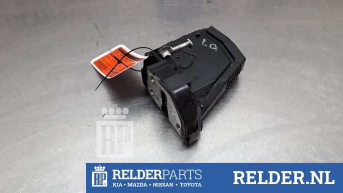 Dörrlåsmekanism, 4-dörrars, vänster bak från en Toyota Prius (NHW20) 1.5 16V 2005