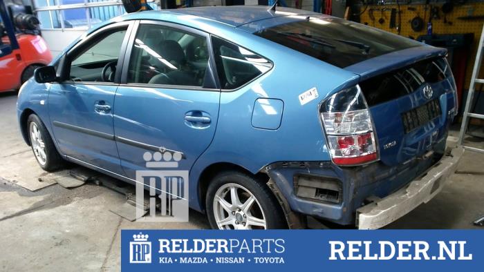 Dörrlåsmekanism, 4-dörrars, vänster bak från en Toyota Prius (NHW20) 1.5 16V 2005