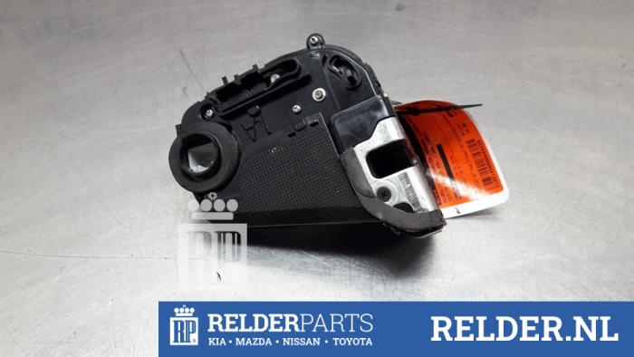 Dörrlåsmekanism, 4-dörrars, vänster bak från en Toyota Prius (NHW20) 1.5 16V 2005