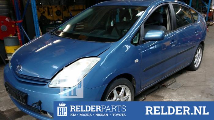 Dörrlåsmekanism, 4-dörrars, vänster bak från en Toyota Prius (NHW20) 1.5 16V 2005