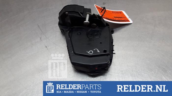 Dörrlåsmekanism, 4-dörrars, vänster bak från en Toyota Prius (NHW20) 1.5 16V 2005