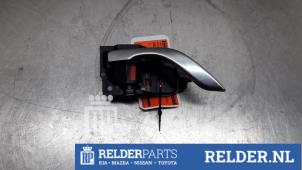 Gebruikte Portiergreep 4Deurs rechts-voor Mazda CX-5 I (KE,GH) 2.0 SkyActiv-G 16V 2WD Prijs € 25,00 Margeregeling aangeboden door Relder Parts B.V.