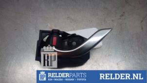 Gebruikte Deurgreep 4Deurs links-voor Mazda CX-5 I (KE,GH) 2.0 SkyActiv-G 160 16V 4WD Prijs € 25,00 Margeregeling aangeboden door Relder Parts B.V.