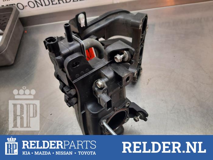 Insugsrör från en Toyota iQ 1.0 12V VVT-i 2011