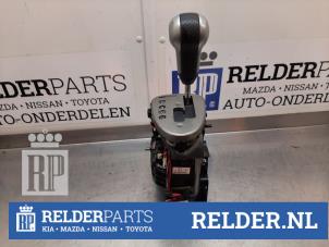 Używane Dzwignia zmiany biegów Nissan Qashqai (J10) 2.0 16V Cena € 75,00 Procedura marży oferowane przez Relder Parts B.V.