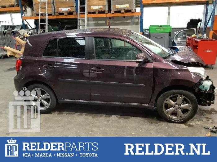 Dörrlåsmekanism, 4-dörrars, vänster bak från en Toyota Urban Cruiser 1.33 Dual VVT-I 16V 2WD 2009