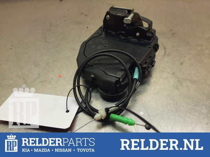 Dörrlåsmekanism, 4-dörrars, vänster bak från en Toyota Urban Cruiser 1.33 Dual VVT-I 16V 2WD 2009