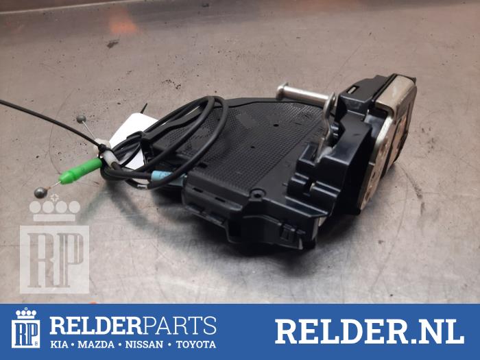 Dörrlåsmekanism, 4-dörrars, vänster bak från en Toyota Urban Cruiser 1.33 Dual VVT-I 16V 2WD 2009