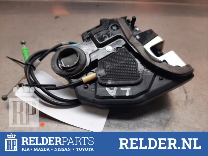 Dörrlåsmekanism, 4-dörrars, vänster bak från en Toyota Urban Cruiser 1.33 Dual VVT-I 16V 2WD 2009