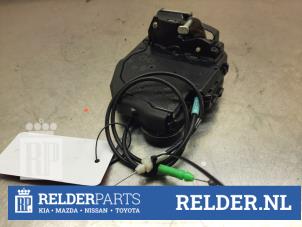 Begagnade Dörrlåsmekanism, 4-dörrars, vänster bak Toyota Urban Cruiser 1.33 Dual VVT-I 16V 2WD Pris € 40,00 Marginaltabell erbjuds av Relder Parts B.V.