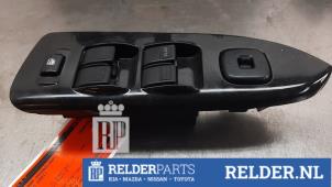 Gebruikte Schakelaar Elektrisch Raam Mazda 323 (BJ12) 1.6 16V Prijs € 25,00 Margeregeling aangeboden door Relder Parts B.V.