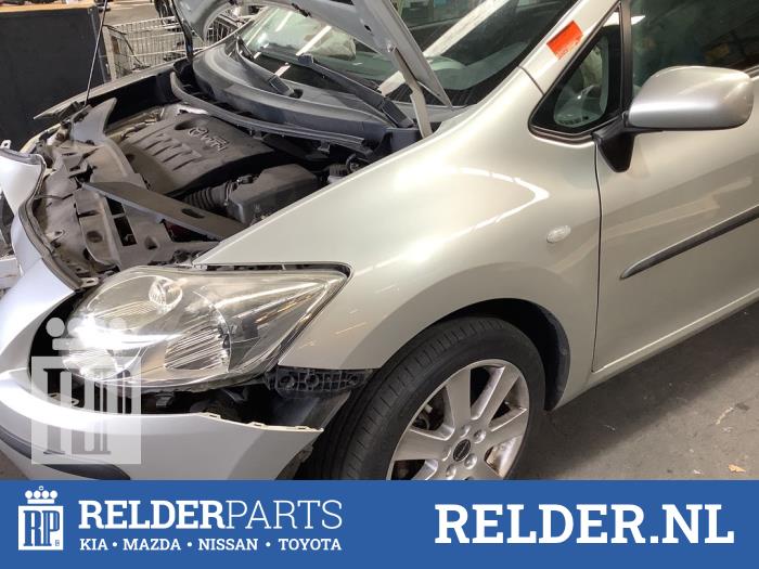 Spatbord links-voor van een Toyota Auris (E15) 1.6 Dual VVT-i 16V 2009