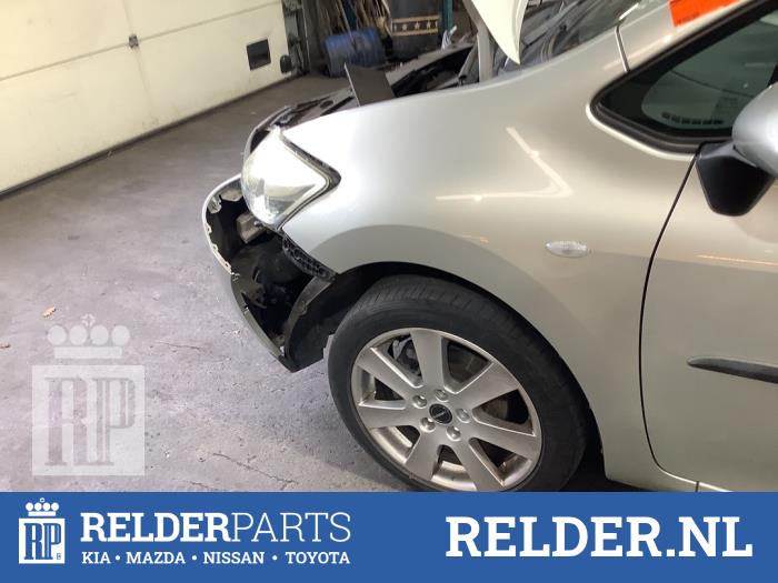 Spatbord links-voor van een Toyota Auris (E15) 1.6 Dual VVT-i 16V 2009