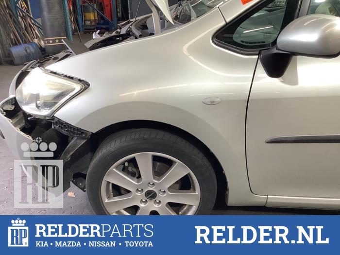 Spatbord links-voor van een Toyota Auris (E15) 1.6 Dual VVT-i 16V 2009