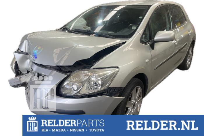 Hoofdremcilinder van een Toyota Auris (E15) 1.6 Dual VVT-i 16V 2009