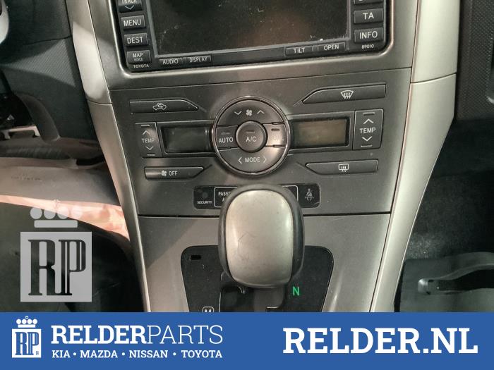 Kachel Bedieningspaneel van een Toyota Auris (E15) 1.6 Dual VVT-i 16V 2009