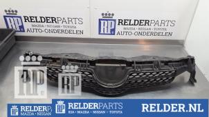 Gebruikte Grille Toyota Auris (E15) 1.6 Dual VVT-i 16V Prijs € 30,00 Margeregeling aangeboden door Relder Parts B.V.