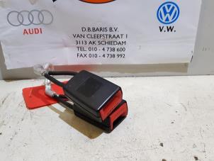 Używane Wtyk pasa bezpieczenstwa srodek tyl Skoda Fabia II Combi 1.2i 12V Cena € 15,00 Procedura marży oferowane przez Baris Schiedam