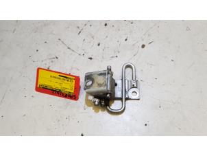 Gebruikte Scharnier deur rechts-voor Seat Altea (5P1) 1.6 Prijs € 10,00 Margeregeling aangeboden door Baris Schiedam