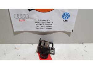 Gebruikte Scharnier deur rechts-voor Seat Leon (1P1) 2.0 TDI 16V Prijs € 20,00 Margeregeling aangeboden door Baris Schiedam