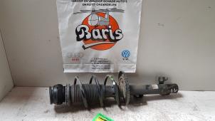 Gebruikte Schokdemper links-voor Volkswagen Up! (121) 1.0 12V 60 Prijs € 30,00 Margeregeling aangeboden door Baris Schiedam