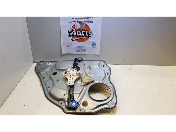 Fönstermekanism för bakre dörr, 4-dörrars, höger från en Volkswagen Polo IV (9N1/2/3) 1.9 SDI 2002