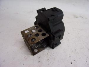 Begagnade Kylfläktsresistor Peugeot 308 SW (4E/H) 1.6 VTI 16V Pris € 26,25 Marginaltabell erbjuds av Reclycar De Boer BV