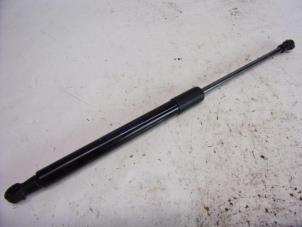 Gebruikte Gasdemper rechts-achter Renault Twingo II (CN) 1.5 dCi 90 FAP Prijs € 10,50 Margeregeling aangeboden door Reclycar De Boer BV