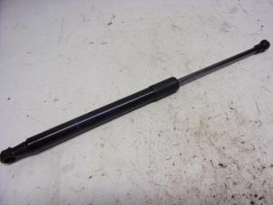 Gebruikte Gasdemper rechts-achter Renault Twingo II (CN) 1.2 16V LEV Prijs € 10,50 Margeregeling aangeboden door Reclycar De Boer BV