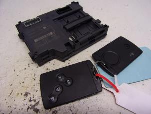 Begagnade Kortläsare (lås) Renault Clio IV (5R) 0.9 Energy TCE 90 12V Pris € 52,50 Marginaltabell erbjuds av Reclycar De Boer BV