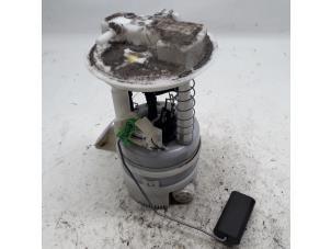 Używane Elektryczna pompa paliwa Renault Twingo II (CN) 1.2 16V Cena € 26,25 Procedura marży oferowane przez Reclycar De Boer BV