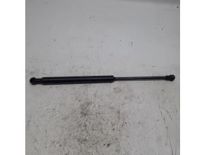 Gebruikte Gasdemper rechts-achter Renault Twingo II (CN) 1.2 Prijs € 10,50 Margeregeling aangeboden door Reclycar De Boer BV