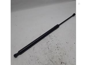 Gebruikte Kofferdekseldemper links-achter Renault Modus/Grand Modus (JP) 1.6 16V Prijs € 10,50 Margeregeling aangeboden door Reclycar De Boer BV