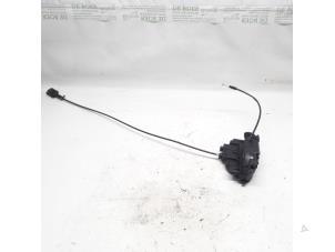 Begagnade Dörrlåsmekanism, 2-dörrars, vänster Renault Clio III (BR/CR) 1.4 16V Pris € 15,75 Marginaltabell erbjuds av Reclycar De Boer BV