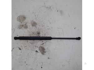 Gebruikte Gasdemper rechts-achter Renault Twingo II (CN) 1.2 16V Prijs € 10,50 Margeregeling aangeboden door Reclycar De Boer BV