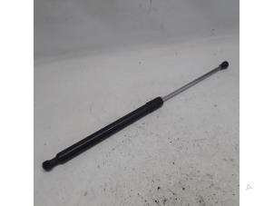 Gebruikte Gasdemper rechts-achter Renault Laguna III (BT) 1.6 16V Prijs € 10,50 Margeregeling aangeboden door Reclycar De Boer BV