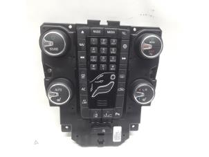 Gebruikte Multi Media Regelunit Volvo V40 Cross Country (MZ) 2.0 T3 16V Prijs € 78,75 Margeregeling aangeboden door Reclycar De Boer BV