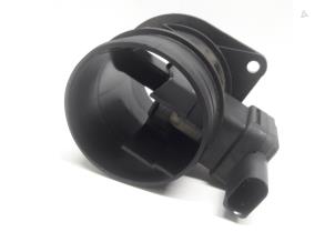 Begagnade Luftflödesmätare Volkswagen Golf VI (5K1) 1.6 TDI 16V Pris € 42,00 Marginaltabell erbjuds av Reclycar De Boer BV