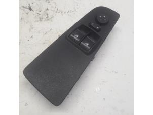 Gebruikte Ruit schakelaar elektrisch Fiat Bravo (198A) 1.6 JTD Multijet 105 Prijs € 36,75 Margeregeling aangeboden door Reclycar De Boer BV