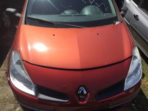Gebruikte Motorkap Renault Clio III (BR/CR) 1.2 16V 75 Prijs € 80,33 Margeregeling aangeboden door Reclycar De Boer BV