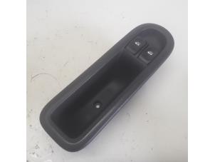 Begagnade Brytare, eldrivna fönster Renault Clio III (BR/CR) 1.5 dCi 70 Pris € 26,25 Marginaltabell erbjuds av Reclycar De Boer BV