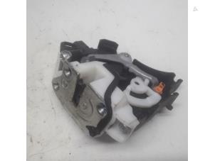 Begagnade Dörrlåsmekanism, 4-dörrars, höger fram Citroen C-Crosser 2.2 HDiF 16V Pris € 26,25 Marginaltabell erbjuds av Reclycar De Boer BV